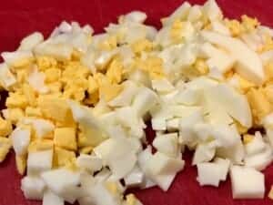 posiekane jajka jako składnik sałatki z ryżem