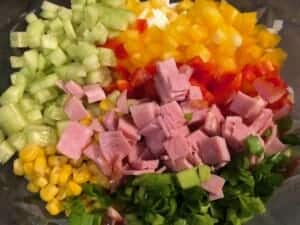 papryka, ogórek, szynka i kukurydza do sałatki z ryżem
