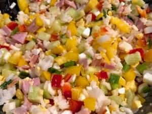 mieszanie składników do sałatki z ryżem