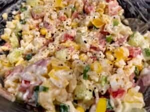 doprawiona i wymieszana sałatka z ryżem