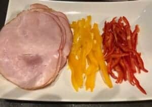 Koreczki tortilla – pokrojona papryka do nadzienia