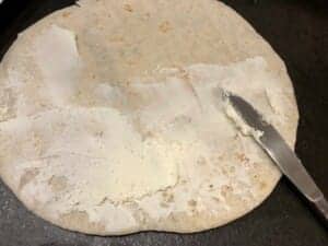 Rollsy z tortilli – przygotowanie placków z serkiem