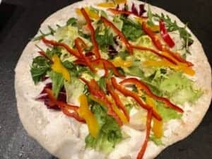 układanie sałaty i papryki