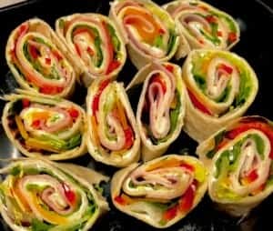 Koreczki tortilla krojone na kawałki