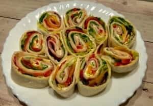 Gotowe porcje rollsów z tortilli przed podaniem