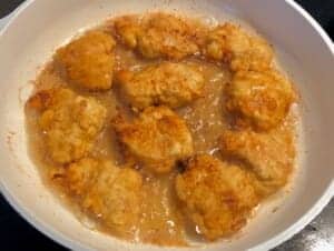 Smażenie kurczaka w cieście na złoty kolor