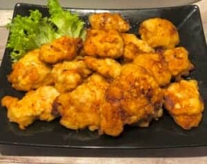 Podanie kurczaka w cieście z dodatkami