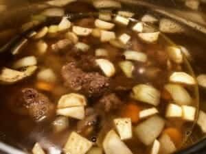 Początkowy etap gotowania zupy