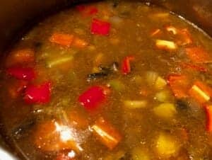 Finalne doprawienie zupy a'la strogonow przed podaniem