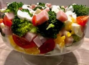 Warstwowa sałatka brokułowa z sosem czosnkowym