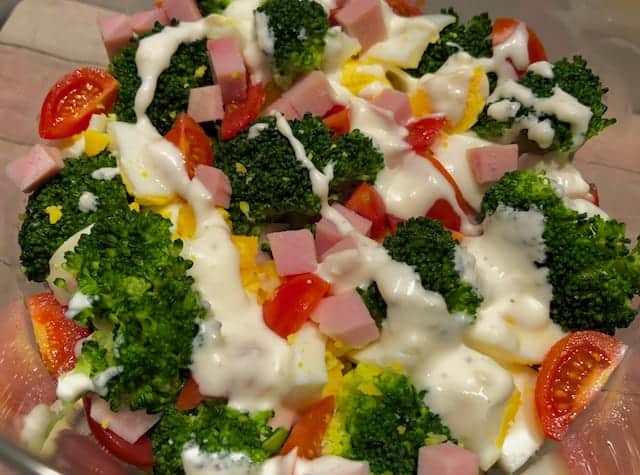 Warstwowa sałatka brokułowa