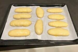 Bagietki czosnkowe podczas wyrastania.