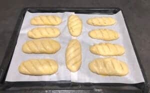 Wyrośnięte bagietki czosnkowe