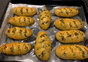 Pieczenie domowych bagietek czosnkowych