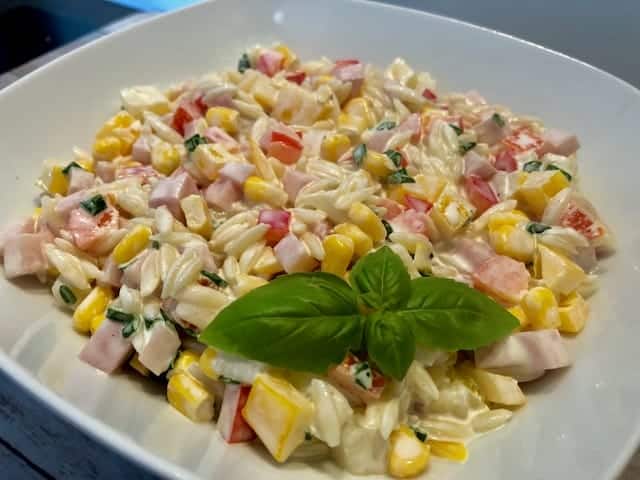 Sałatka hawajska z szynką i ananasem