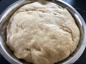 przygotowanie ciasta na bułeczki z nadzieniem