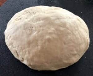 wyrabianie bułeczek drożdżowych z nadzieniem