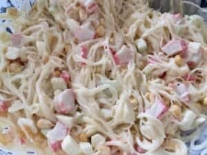 sałatka surimi po dodaniu sosu czosnkowego