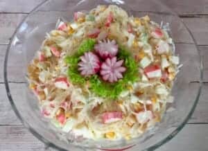 gotowa sałatka z paluszkami krabowymi