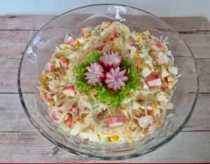 sałatka z paluszkami krabowymi