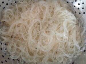 makaron ryżowy do sałatki z paluszkami krabowymi