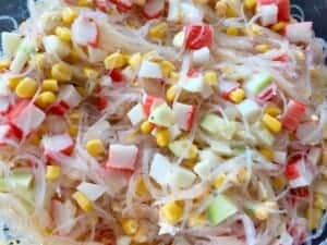 mieszanie składników sałatki surimi