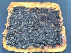 Farsz pieczarkowy ułożony na mięsie w roladzie serowej