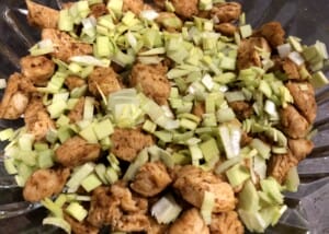 por jako kolejna warstwa w sałatce z kurczakiem i sosem tzatziki