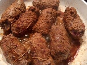 Obsmażanie roladek wołowych