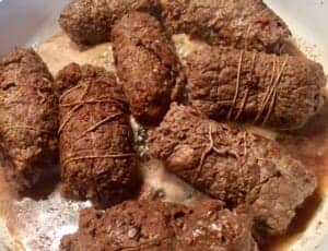 Duszenie roladek wołowych w sosie – klasyczne roladki wołowe w trakcie gotowania