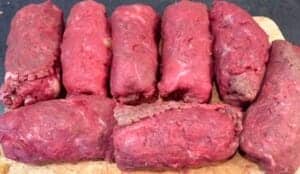 Zwijanie mięsa w roladki śląskie