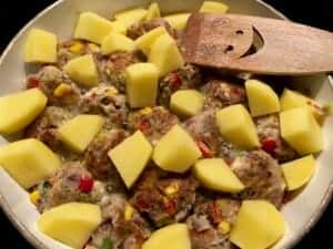 pulpety z ziemniakami w sosie pomidorowym