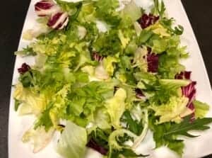 Sałata jako baza do sałatki nicejskiej z kurczakiem