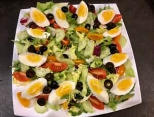 Oliwki w sałatce nicejskiej z kurczakiem