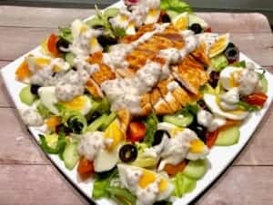 Sałatka nicejska z kurczakiem