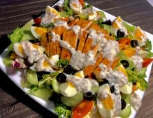 Przepis na sałatkę nicejską z kurczakiem