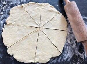 Rozwałkowane i pocięte ciasto na rogaliki