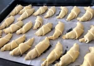 kruche rogaliki serowe przygotowane do pieczenia