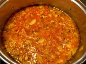 Dodawanie przecieru pomidorowego do zupy