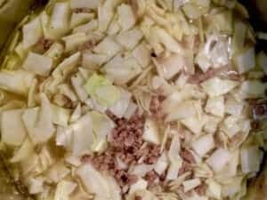 Gotowanie kapusty i ryżu do zupy