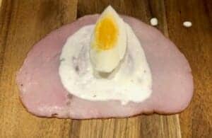 jajka z sosem chrzanowym zawijane w szynce