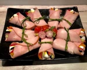 jajka zawijane w szynce z sosem chrzanowym