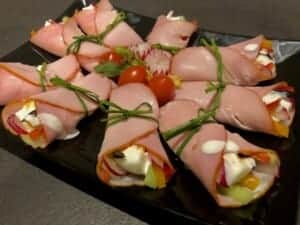 Jajka z sosem chrzanowym zawijane w szynce - IMG 2694