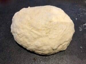 Wyrabianie ciasta na puszyste bułki jogurtowe według prostego przepisu