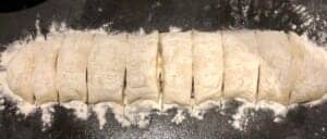 Dzielenie ciasta na porcje na puszyste bułki jogurtowe