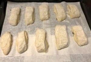 Uformowane puszyste bułki jogurtowe przed pieczeniem