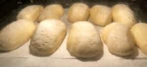 Puszyste bułki jogurtowe piekące się w piekarniku z parą