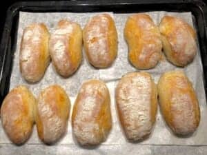 Upieczone puszyste bułki jogurtowe o złotej skórce