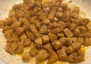 smażony kurczak w przyprawie gyros do warstwowej sałatki z kurczakiem