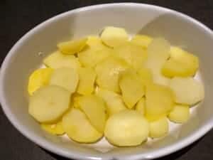 pierwsza warstwa zapiekanki ziemniaczanej